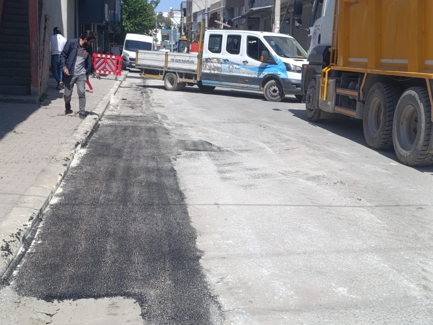 AKDENİZ'DE YOL VE KALDIRIMLAR YENİLENİYOR