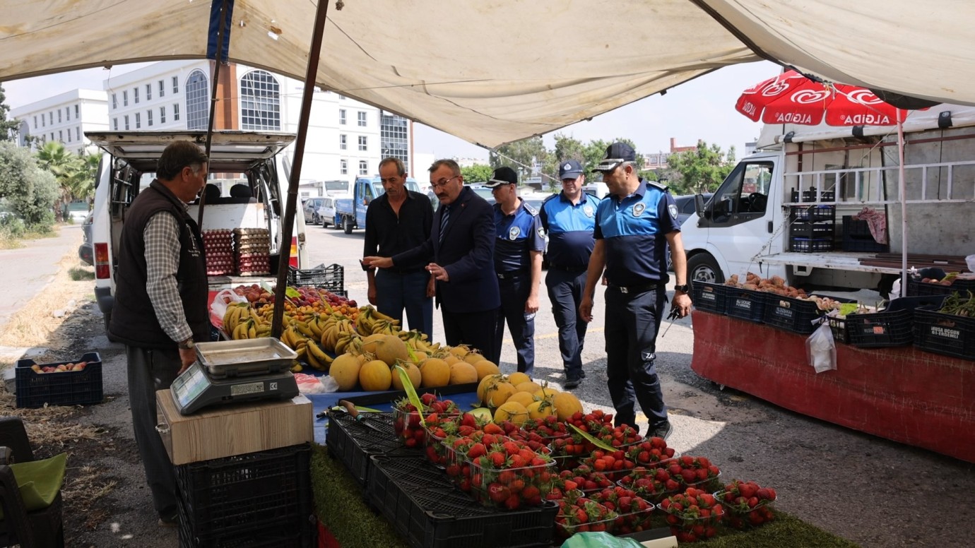 Akdeniz Zabıtası’ndan Pazarlarda Etiket ve Tartı Denetimi