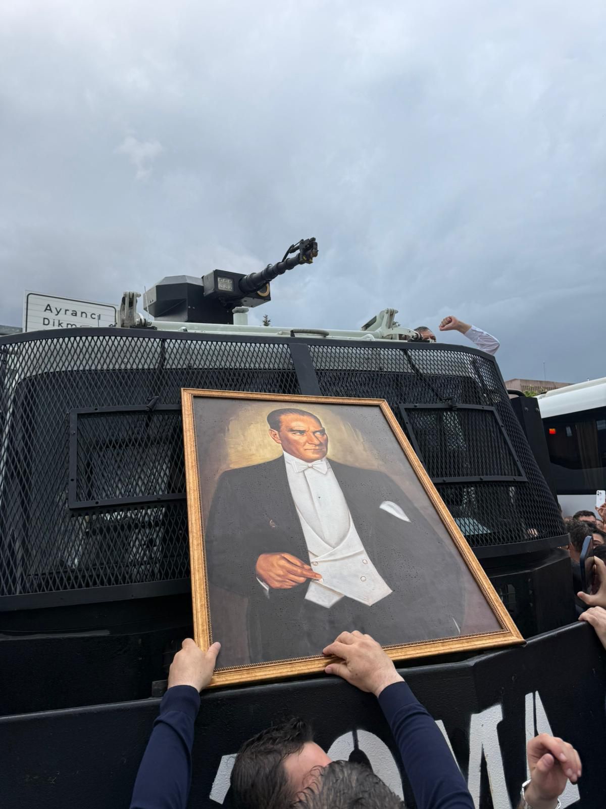 -CHP’NİN TBMM YÜRÜYÜŞÜNDE OZAN VARAL’DAN “DİRENİŞ” MESAJI