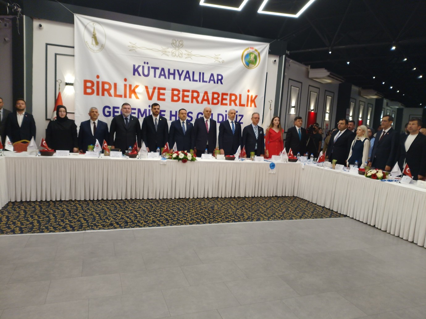 *İZMİR'DE KÜTAHYALILAR TEK YÜREK OLDU: 