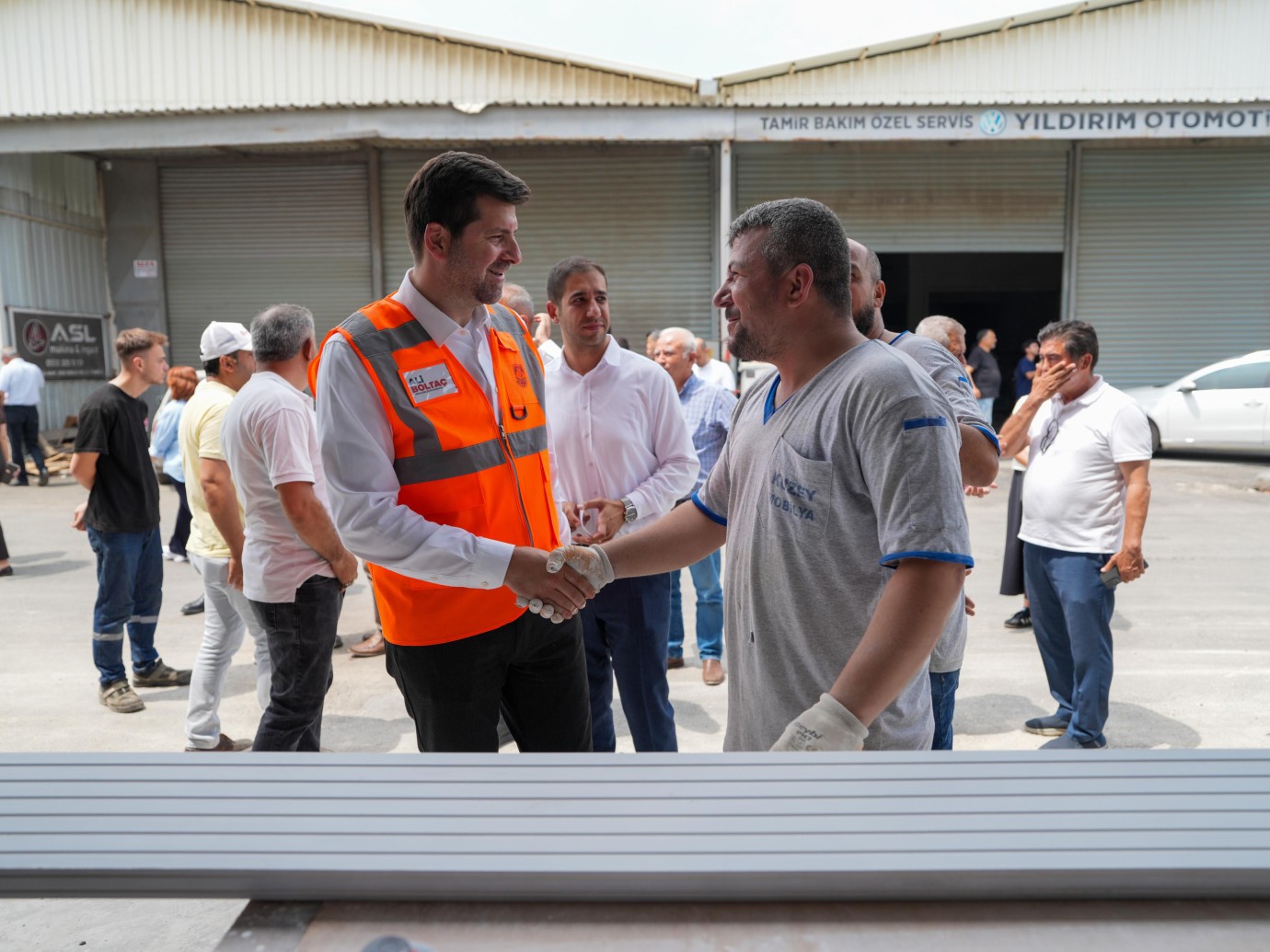 BAŞKAN ALİ BOLTAÇ SAHADA: KEMALPAŞA SANAYİ SİTESİ'NDE 23 SOKAK YENİLENİYOR