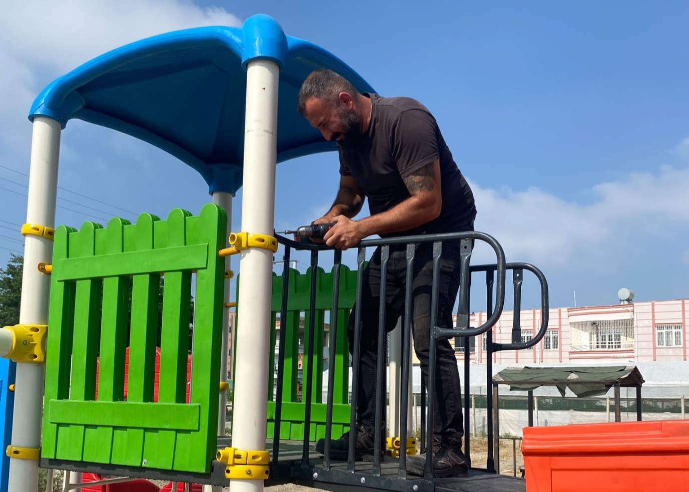 AKDENİZ BELEDİYESİ’NDEN PARKLARDA YAZ SEFERBERLİĞİ