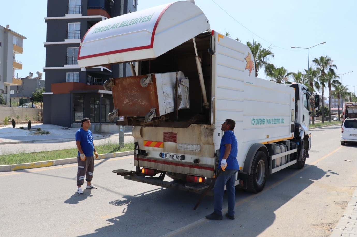 TOROSLAR’DA ÇÖP KONTEYNERLERİ YIKANIP DEZENFEKTE EDİLİYOR