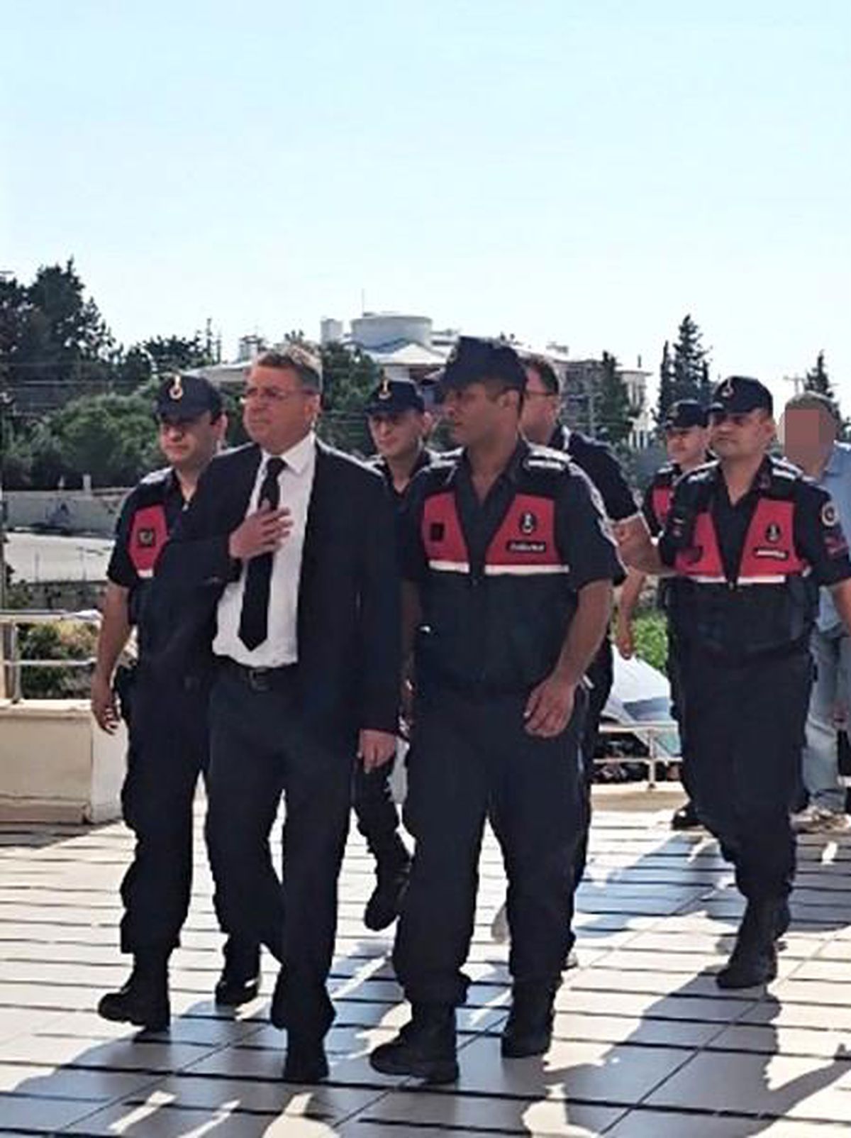 Silifke Belediyesi'ne yönelik 'rüşvet' soruşturmasında belediye başkanı ile birlikte 9 kişi tutuklandı