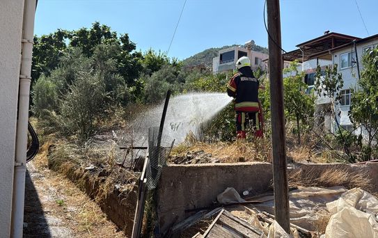 Anamur'da Bahçedeki Yangın Söndürüldü 
