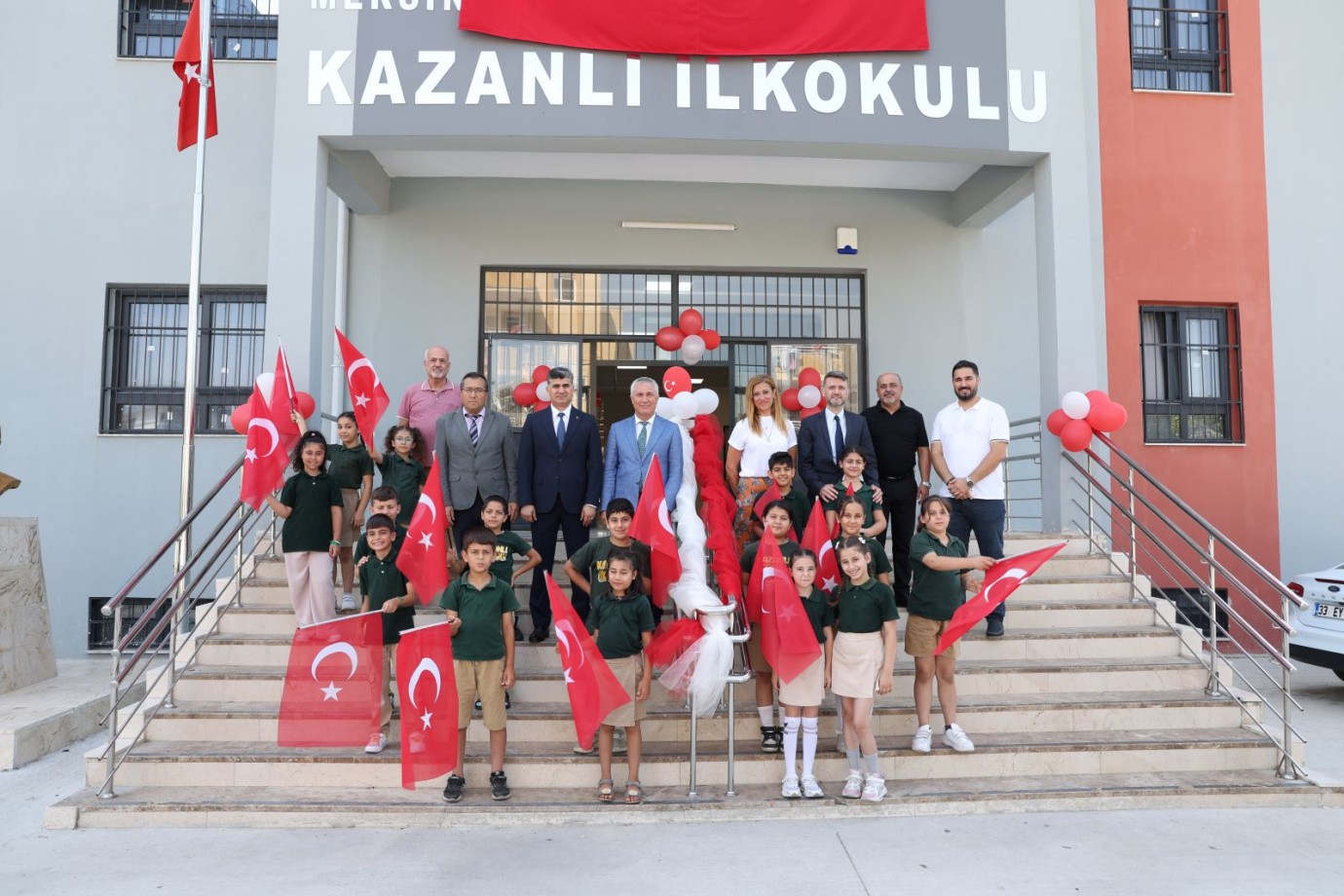 Başkan V. Şener, Öğrencilerin Karne Heyecanına Ortak Oldu