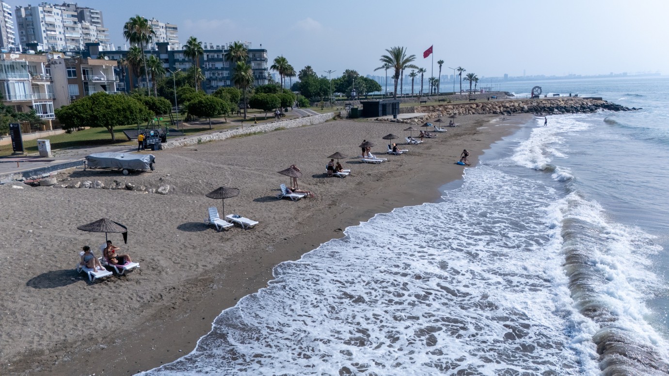 MEZİTLİ BELEDİYESİ’NDEN SAHİLLERDE ÜCRETSİZ ŞEZLONG HİZMETİ