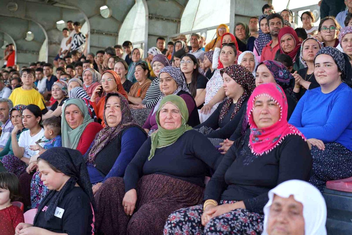 Tepeler seyirciyle doldu