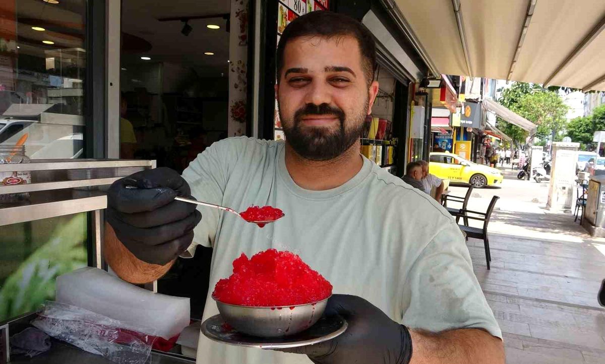 Mersin'de Sıcak Hava Etkisiyle Plajlar Doldu