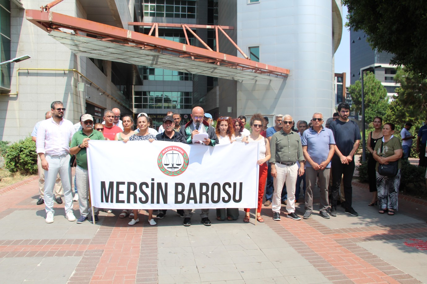 MERSİN BAROSU, İŞKENCE VE KÖTÜ MUAMELE İDDİALARINA İLİŞKİN SUÇ DUYURUSUNDA BULUNDU