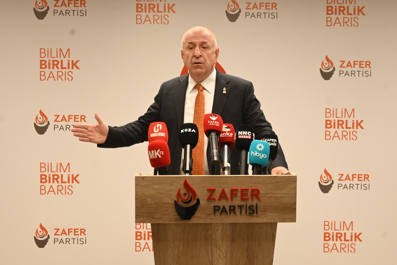 “BİRİLERİ KAYYUM, MUTLAK BUTLAN DİYE GÜNDEMİ MANİPÜLE ETMEYE ÇALIŞIRKEN MUTFAKTA MUTLAK YANGIN DEVAM EDİYOR”