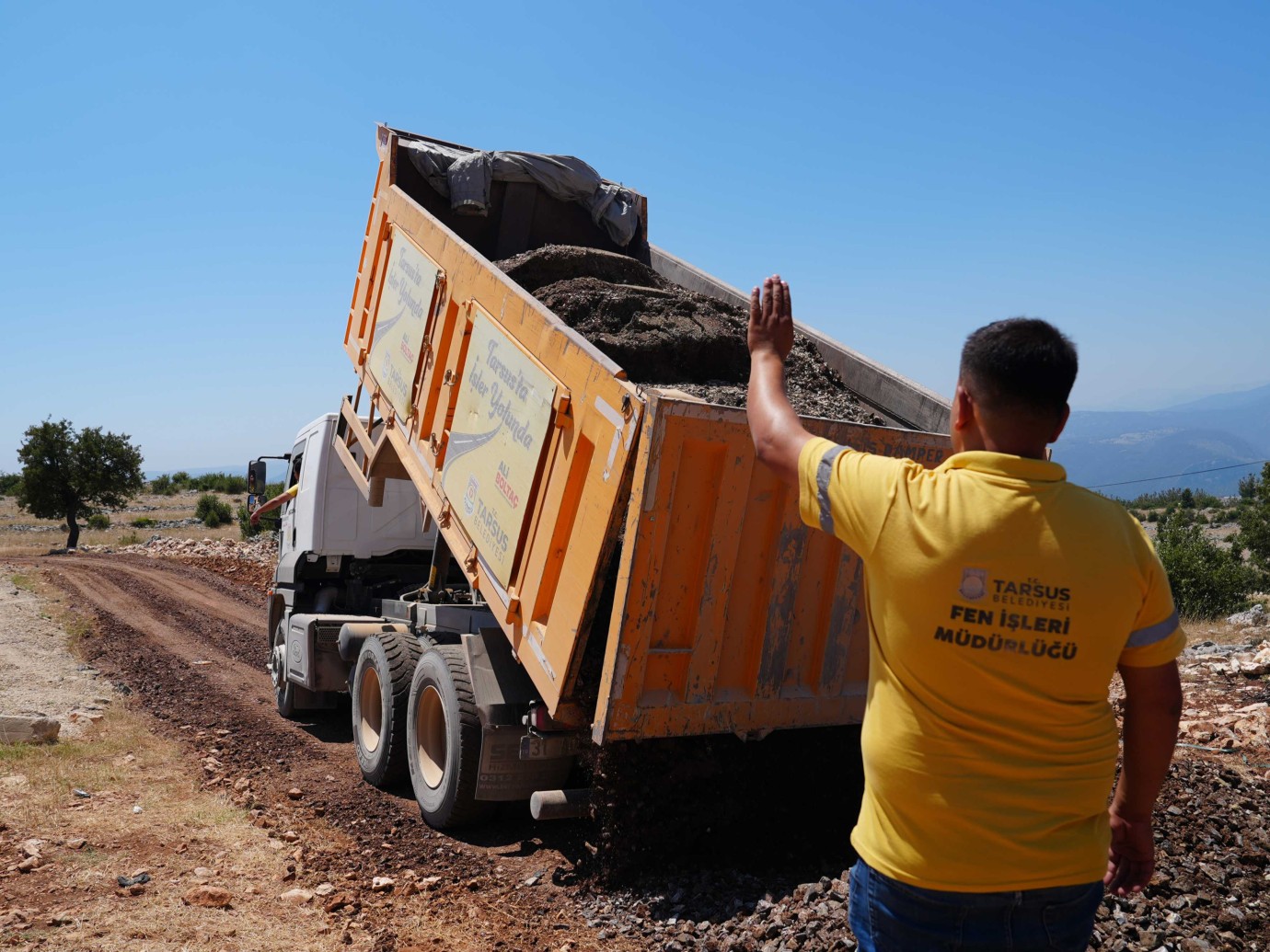 TARSUS BELEDİYESİ’NDEN KIRSAL MAHALLELERDE YOL ÇALIŞMALARI DEVAM EDİYOR