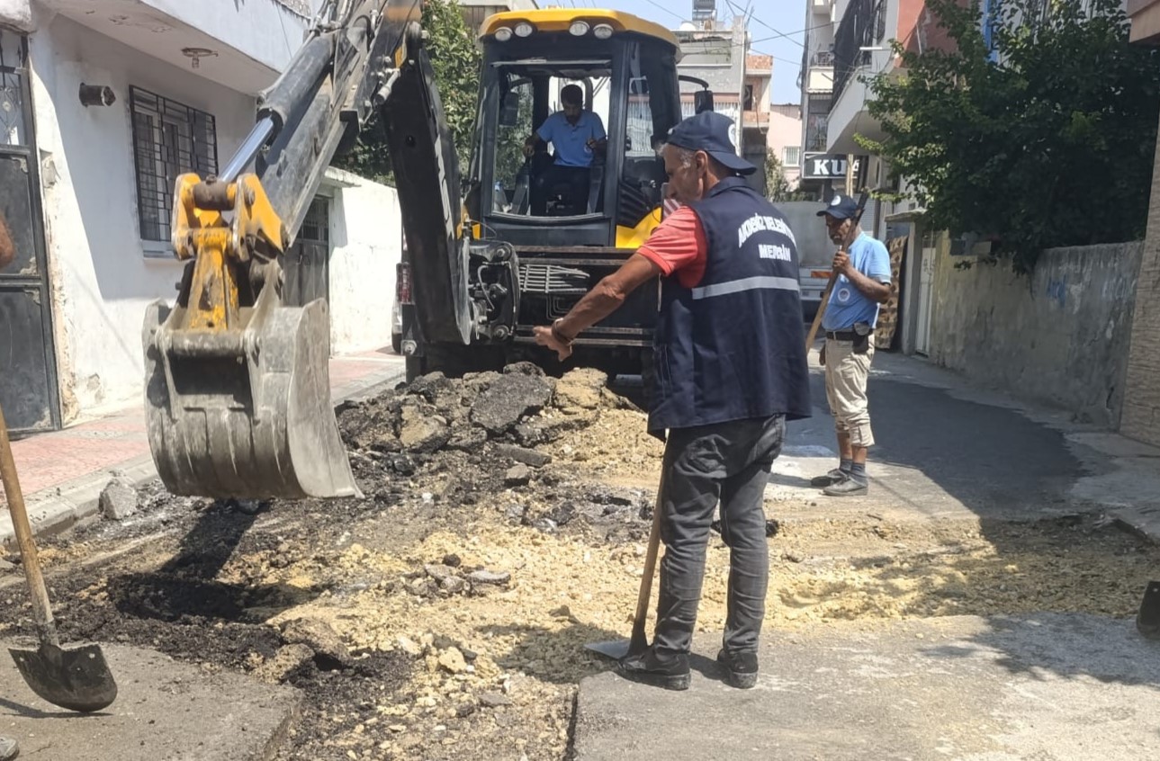 “AKDENİZ’DE YENİ YOLLAR AÇILIYOR, SOKAK VE KALDIRIMLAR YENİLENİYOR”