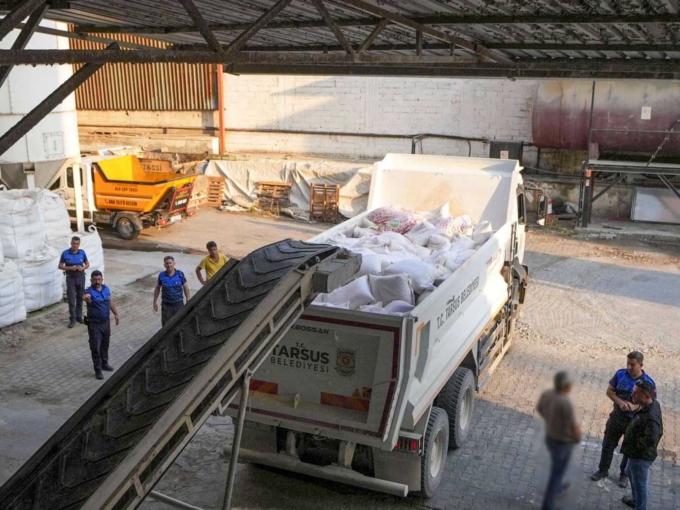 TARSUS BELEDİYESİ ZABITASINDAN UN FABRİKASINA SIKI DENETİM: 3 MİLYON TL DEĞERİNDE 30 TON BOZUK UN İMHA EDİLDİ