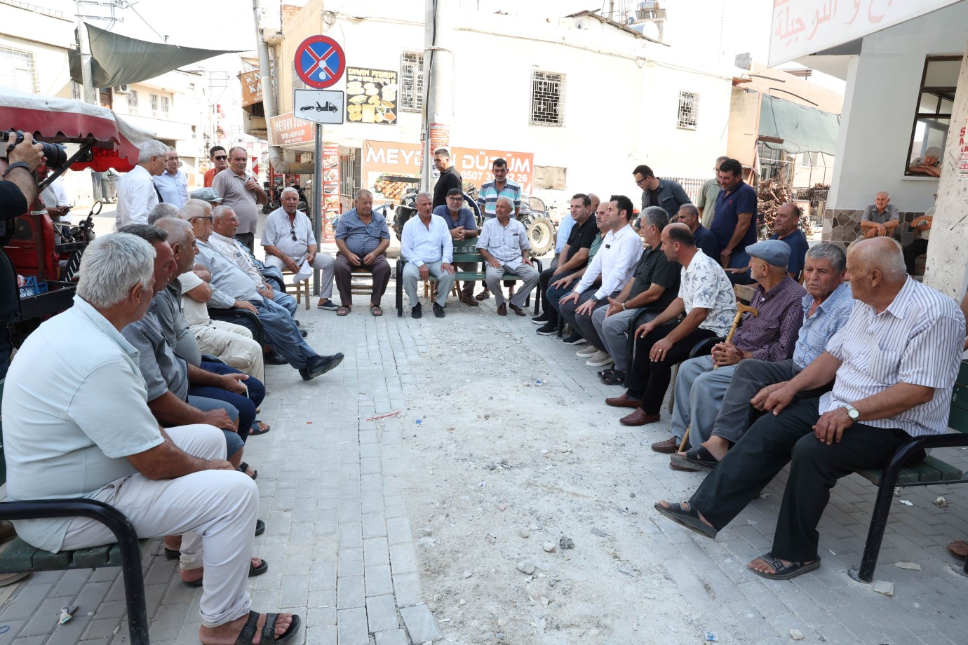 Beşikçi; Adanalıoğlu’nda muhtarlar ve vatandaşlarla bir araya geldi