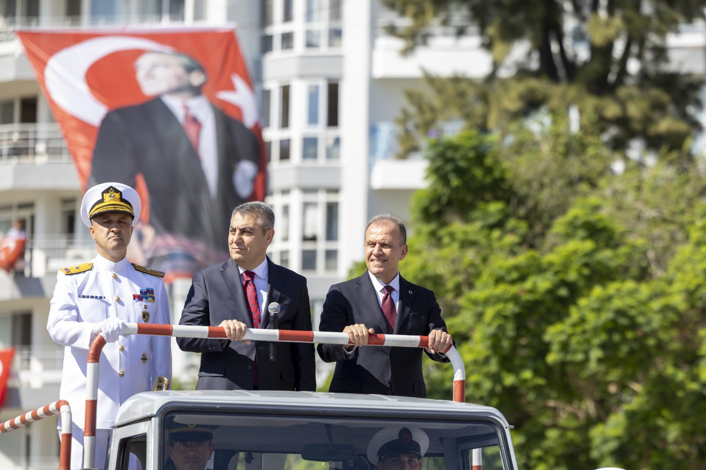 BAŞKAN SEÇER VE MERAL SEÇER, MERSİNLİLERLE ZAFER BAYRAMI COŞKUSUNU PAYLAŞTI