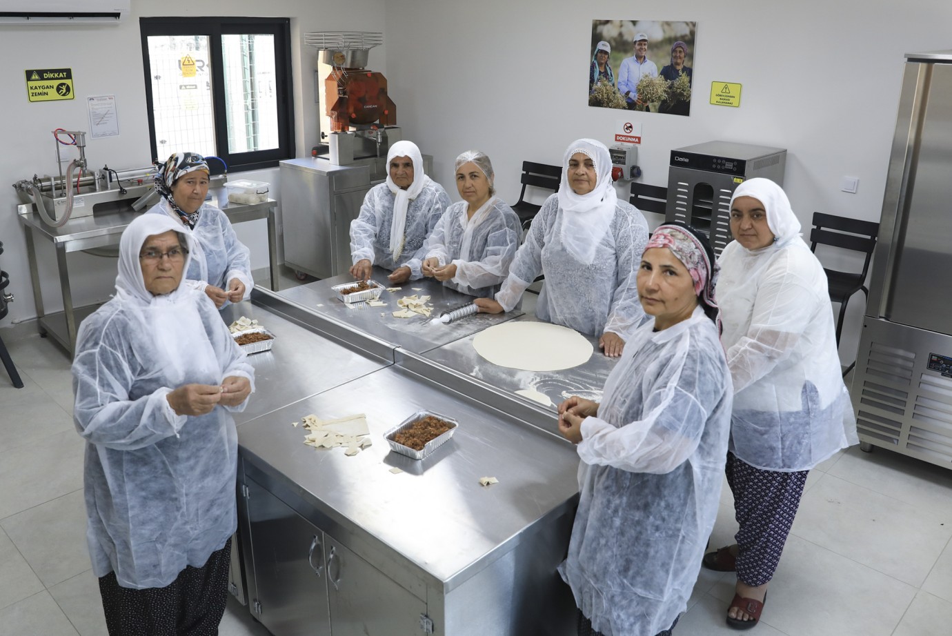 BÜYÜKŞEHİR’DEN HAMZABEYLİ’DE KADINLARIN ÜRETİMİNE GÜÇLÜ DESTEK