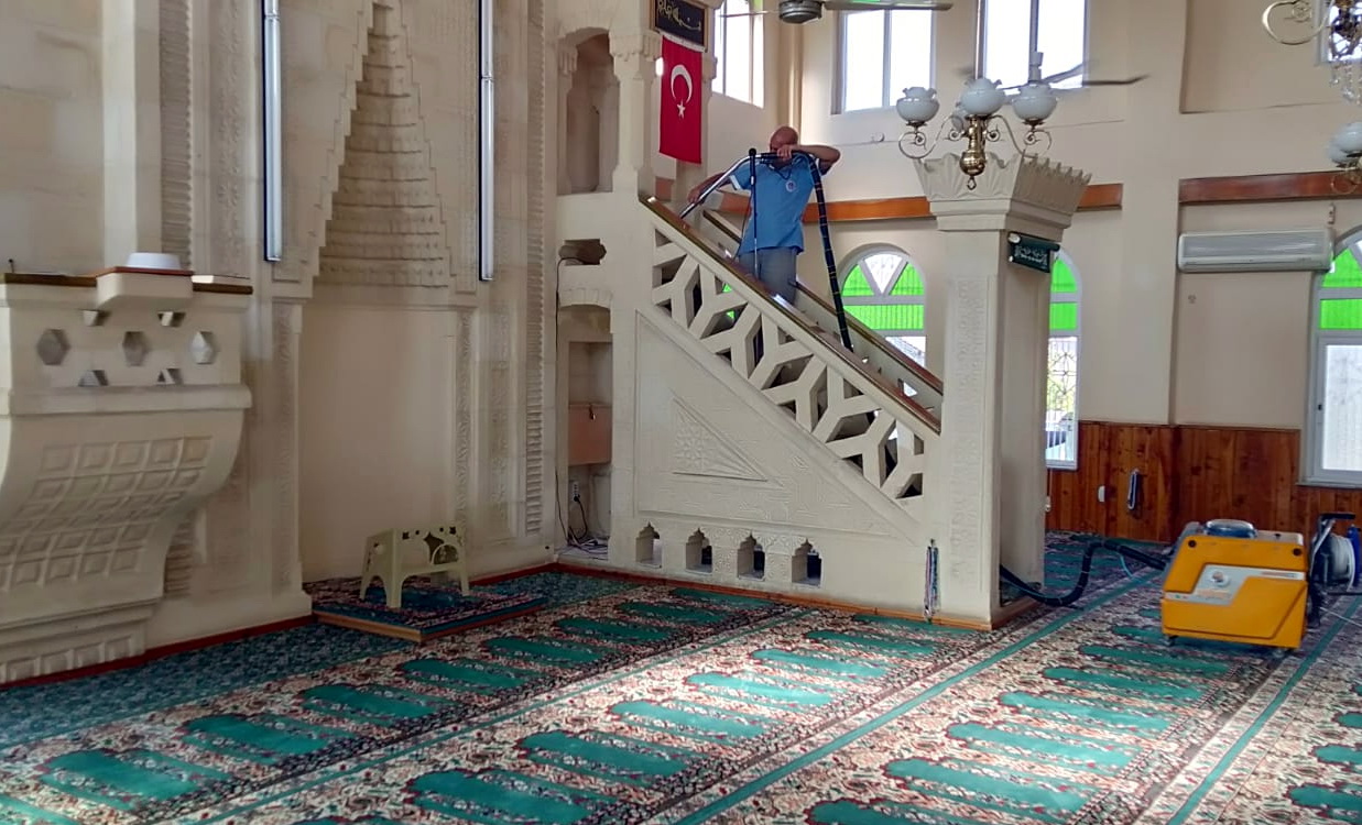AKDENİZ’İN İBADETHANELERİNİ TEMİZLİYOR”