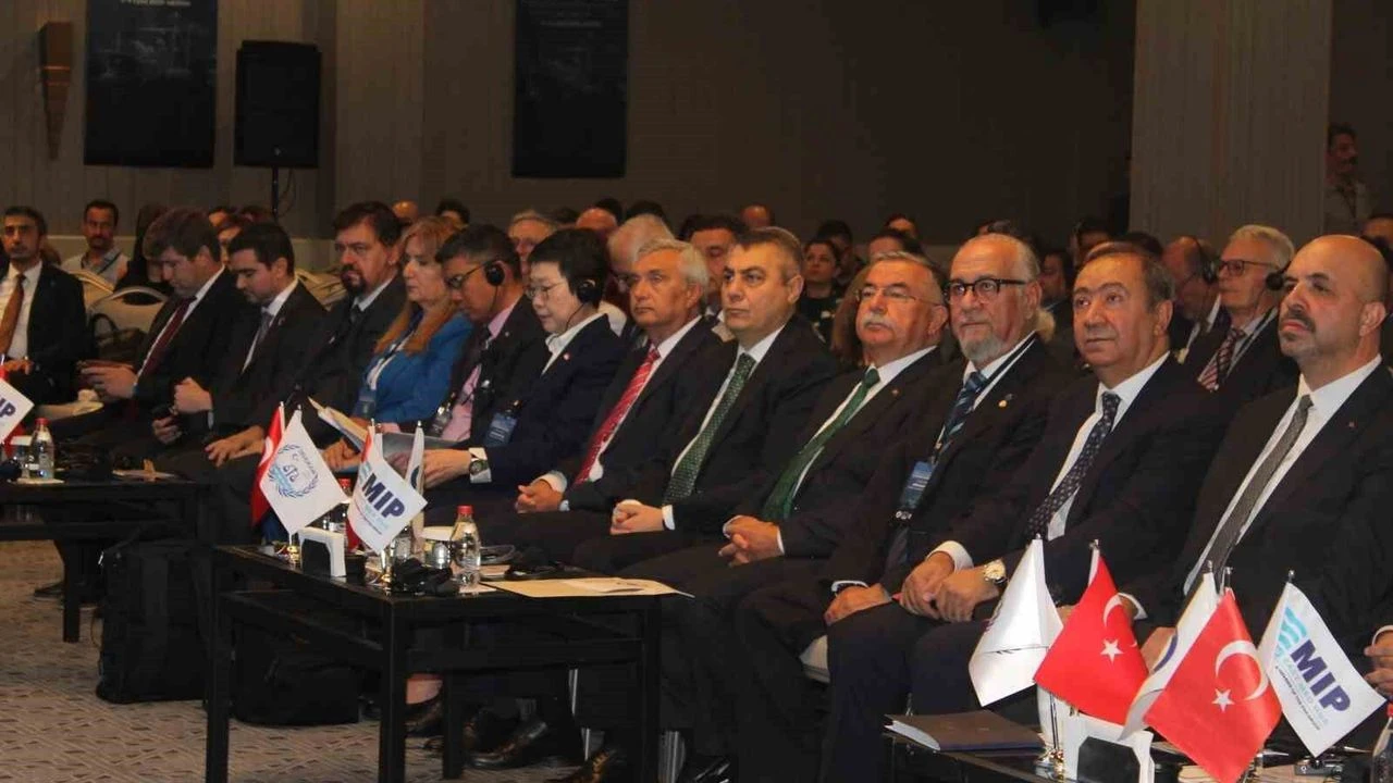 Mersin'de limanların geleceği masaya yatırıldı: Hukuk, teknoloji ve yeşil dönüşüm vurgusu
