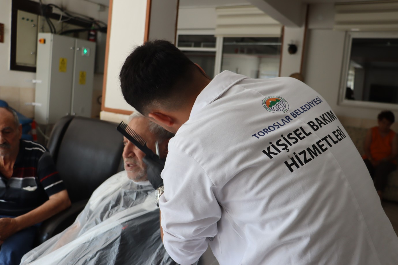TOROSLAR BELEDİYESİNDEN HUZUREVİ SAKİNLERİNE KİŞİSEL BAKIM HİZMETİ