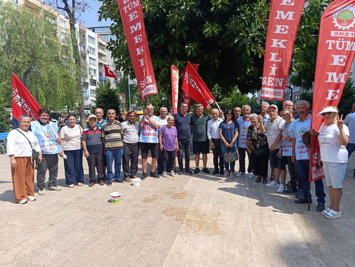Emekliler Mersin'de enflasyon verilerini protesto etti