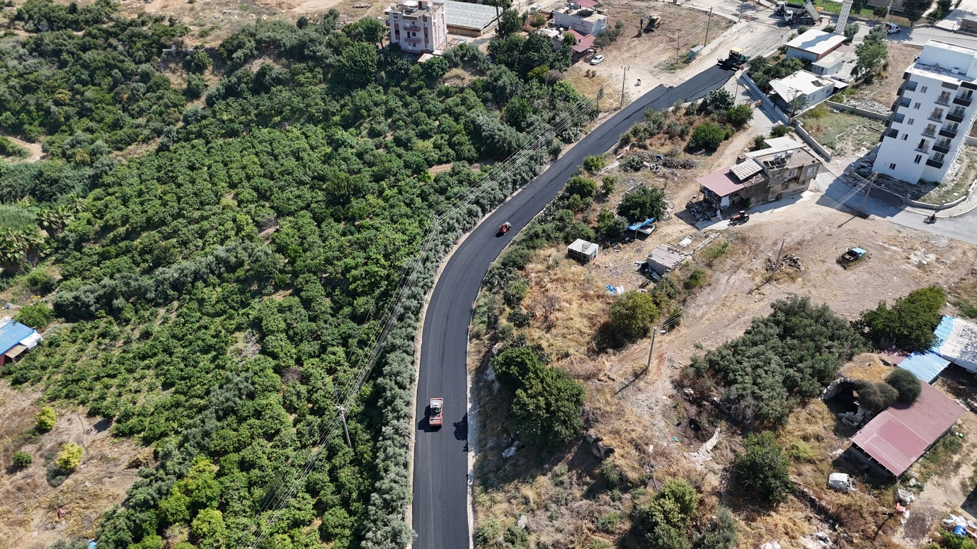 MEZİTLİ’DE BOZULAN YOLLAR SICAK VE SATHİ ASFALT KAPLAMAYLA YENİLENDİ