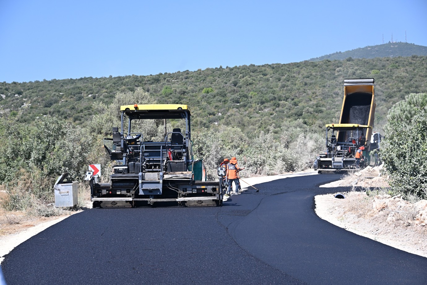 ERDEMLİ’NİN YOLLARI BÜYÜKŞEHİR İLE YENİLENDİ