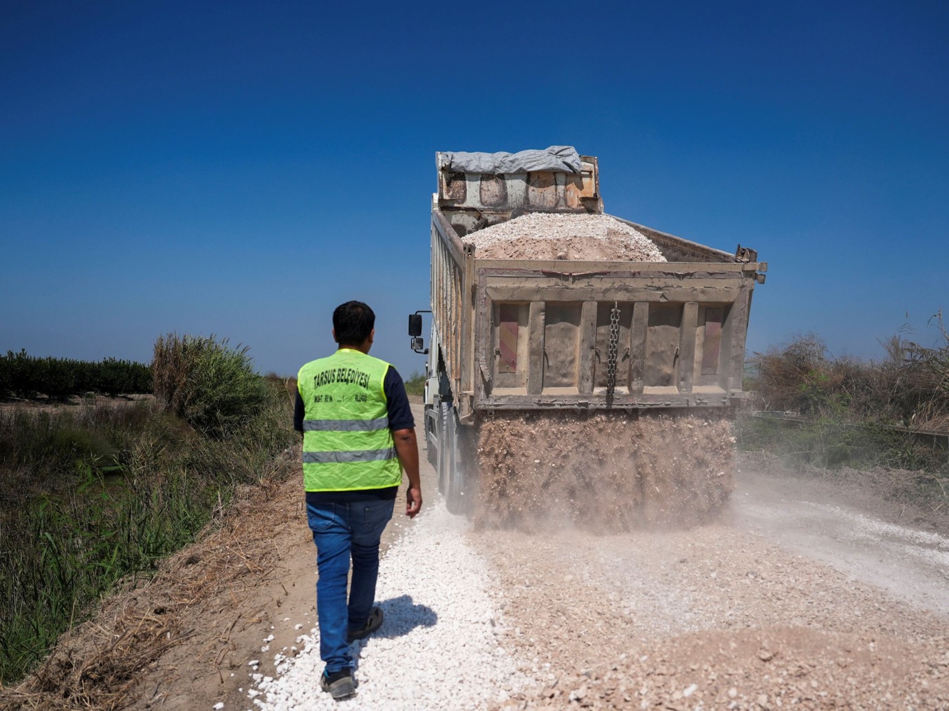 TARSUS BELEDİYESİ'NDEN ÇÖPLÜ VE YARAMIŞ’TA YOL ÇALIŞMASI