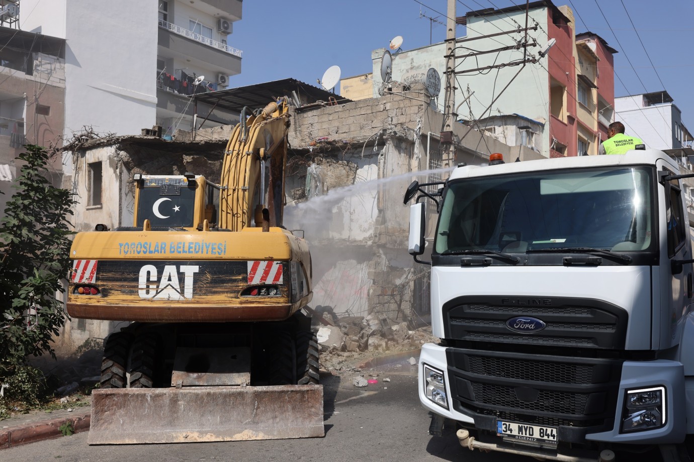 TOROSLAR’DA METRUK YAPILAR TEMİZLENİYOR