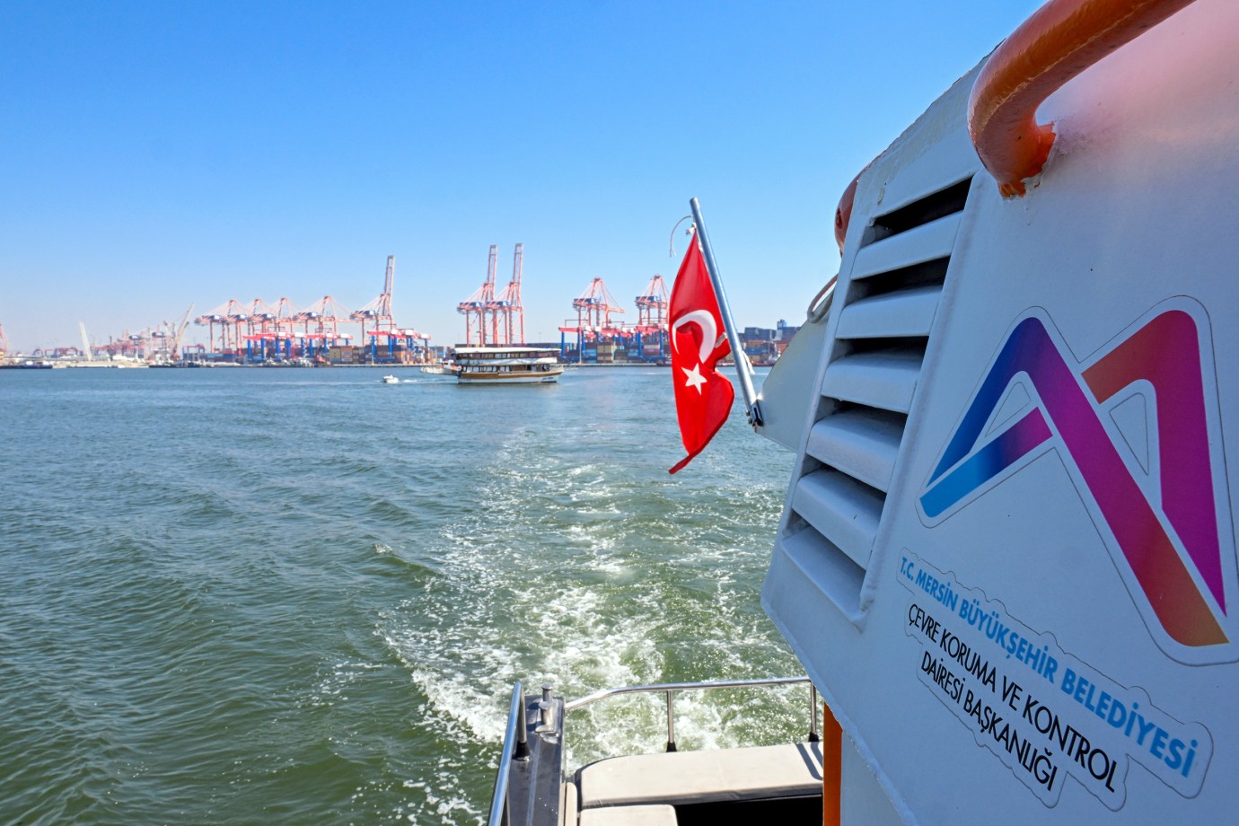 BÜYÜKŞEHİR, YETKİSİ OLMAMASINA RAĞMEN DENİZ TEMİZLİĞİNİ SÜRDÜRÜYOR