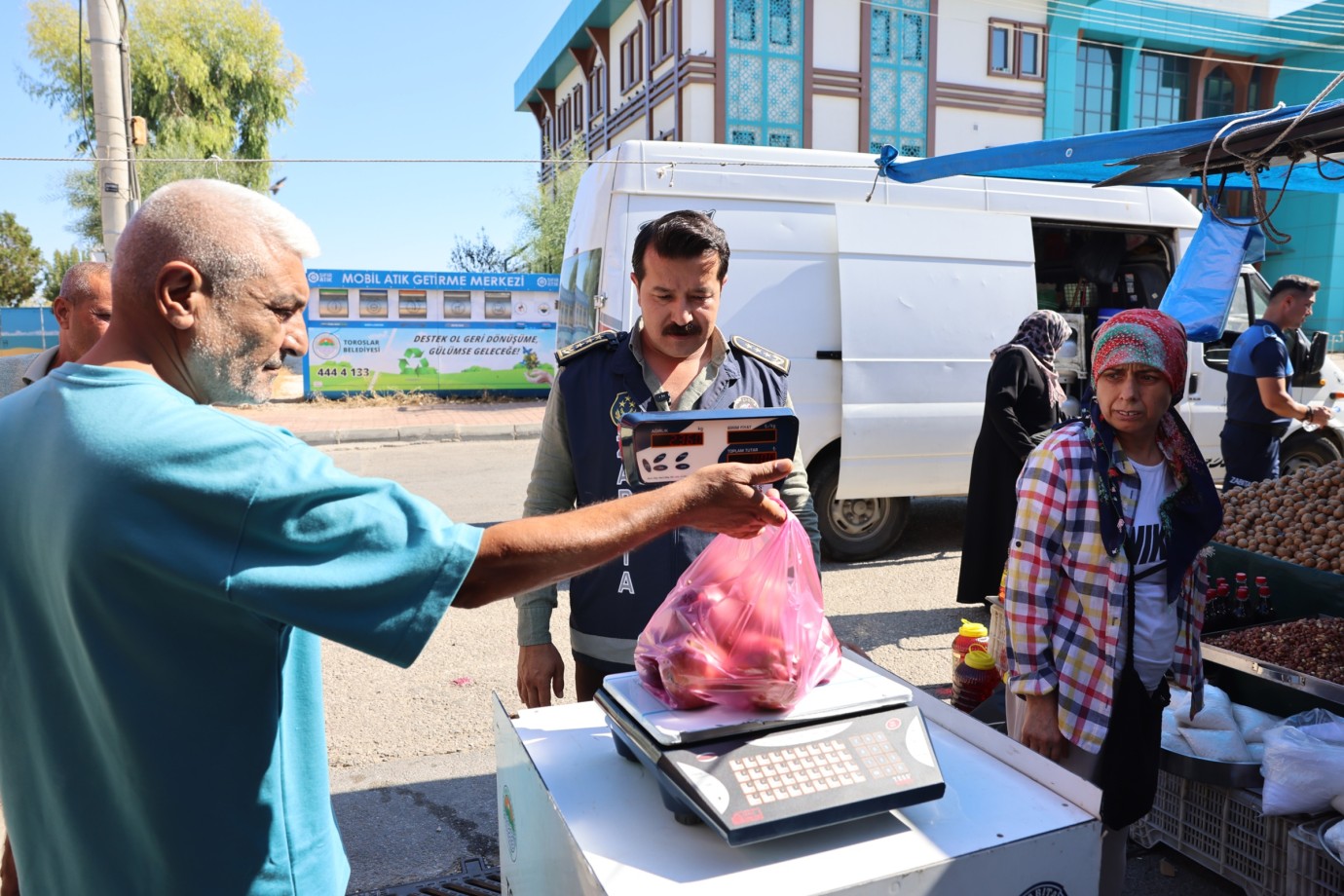 TOROSLAR’IN PAZARLARINDA TARTI KONTROLÜ 