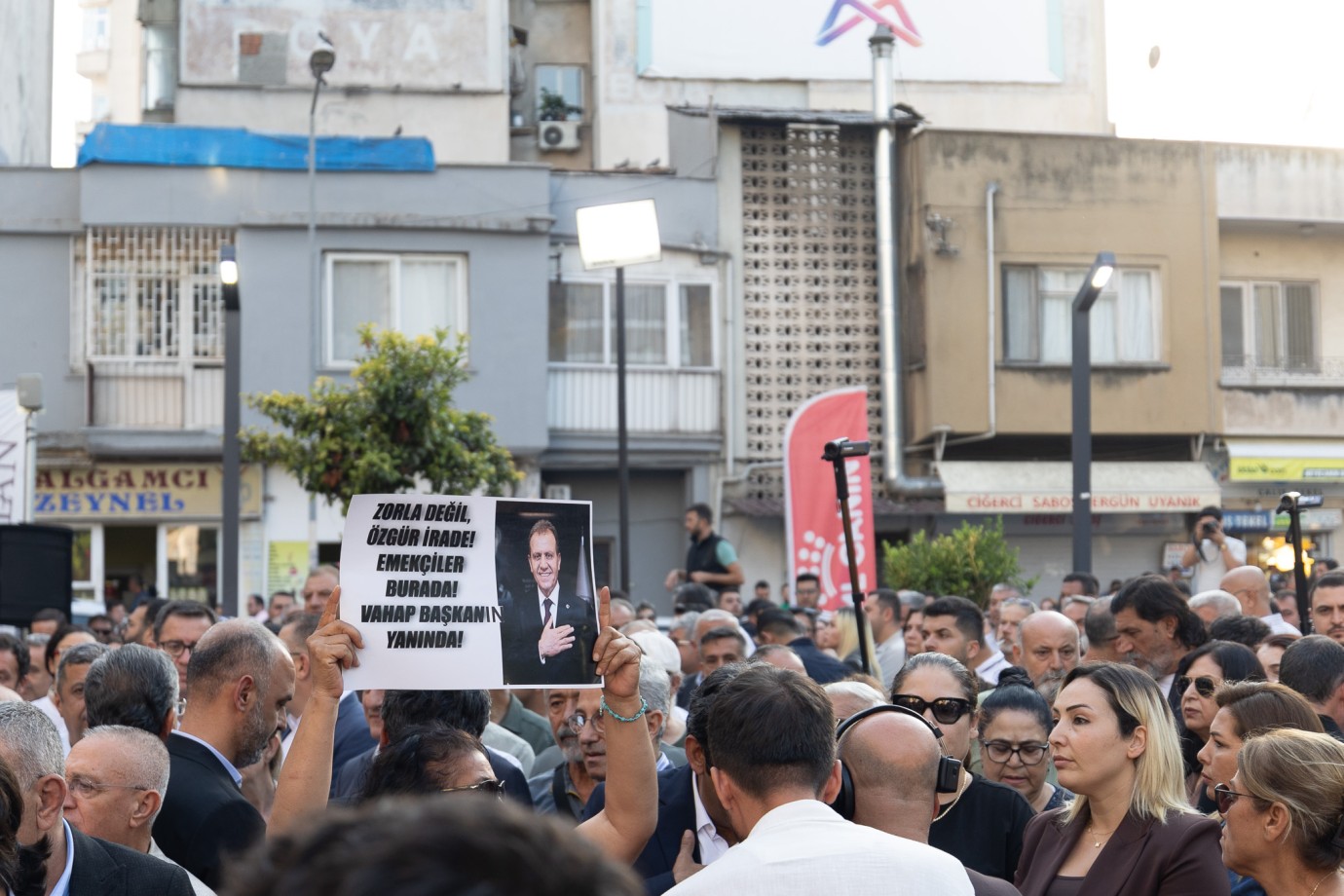 MERSİNLİLERDEN TUTUKLU YARGILANAN BELEDİYE BAŞKANLARINA DESTEK