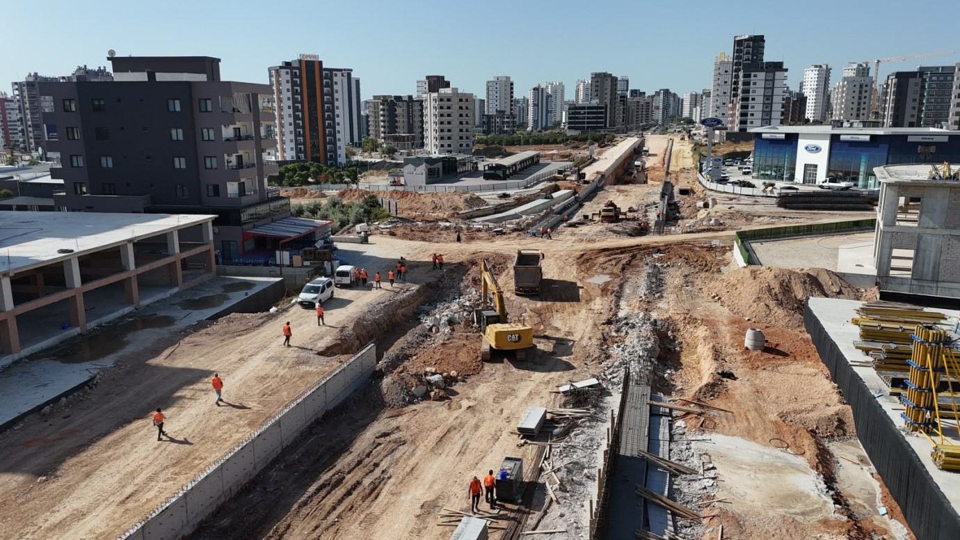 BÜYÜKŞEHİR’LE MERSİN’DE ULAŞIM YENİDEN ŞEKİLLENİYOR