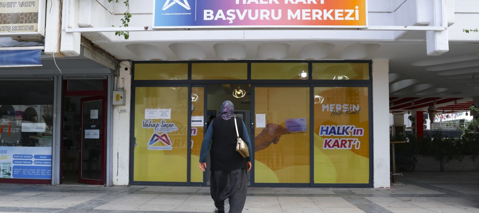 BÜYÜKŞEHİR’İN ‘HALK KART’ UYGULAMASI YÜZLERİ GÜLDÜRÜYOR