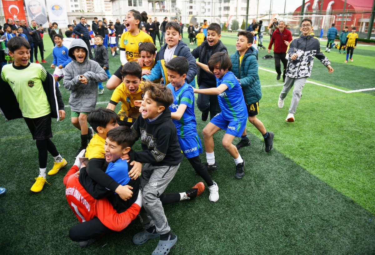 Yenişehir Belediyesi çocukları yeşil sahalarda buluşturdu